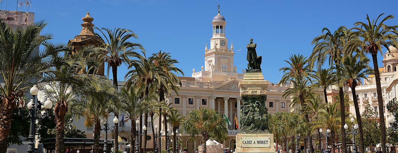 Plaça de San Juan de Dios de Cadis, amb palmeres, l'Ajuntament i el monument a Moret