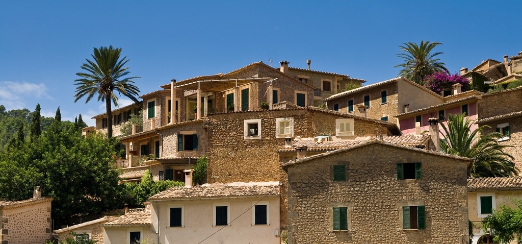 Charming houses of Deia property market.