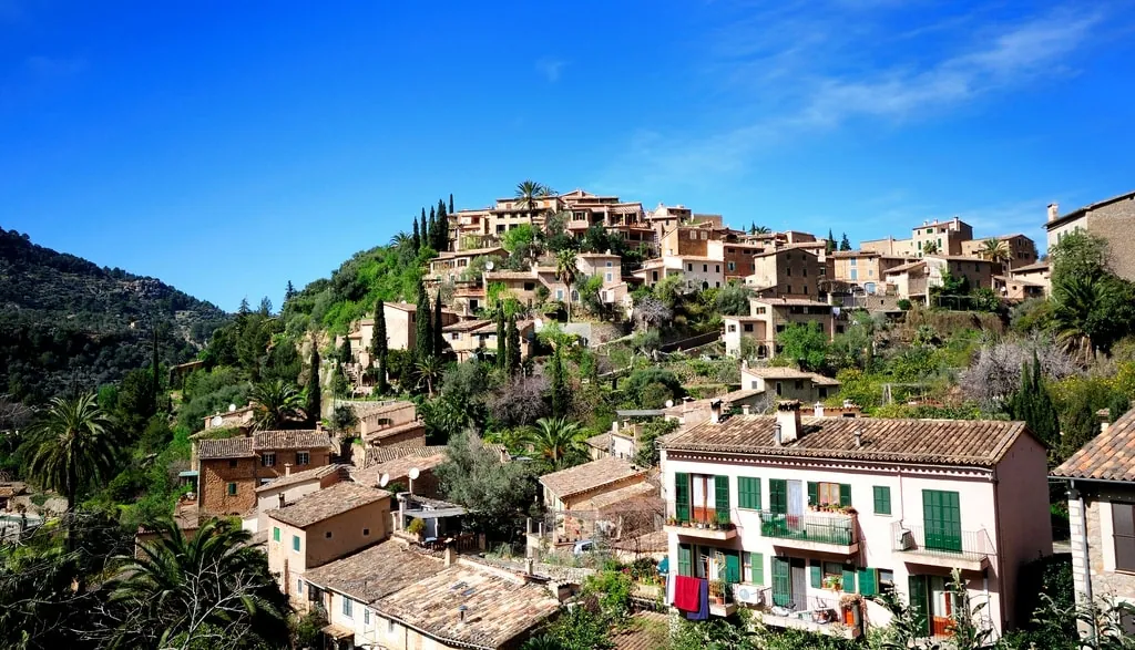 Properties of Deia real estate market.