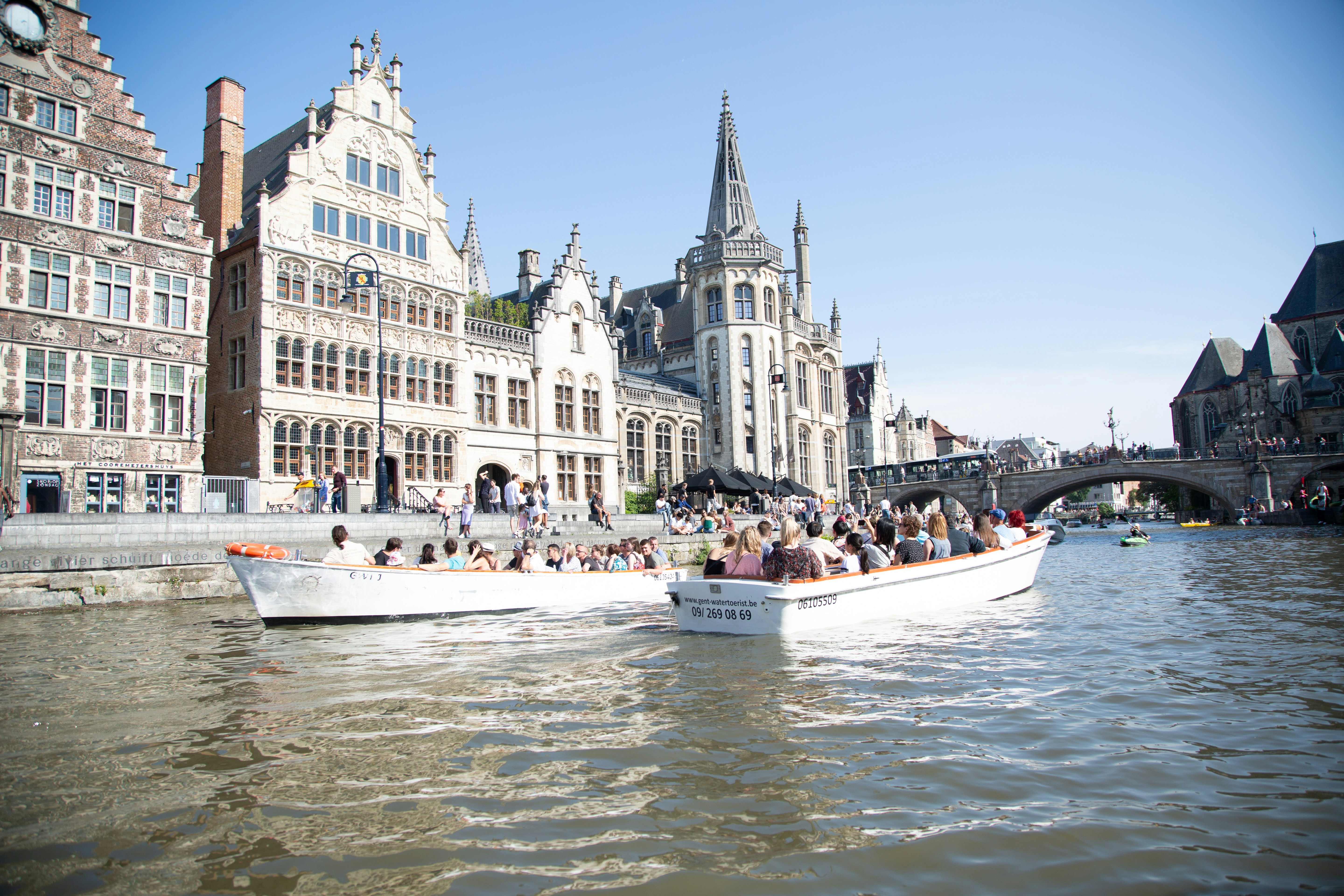 le tramway fluvial de Gand, un moyen de transport destiné aux touristes et aux habitants