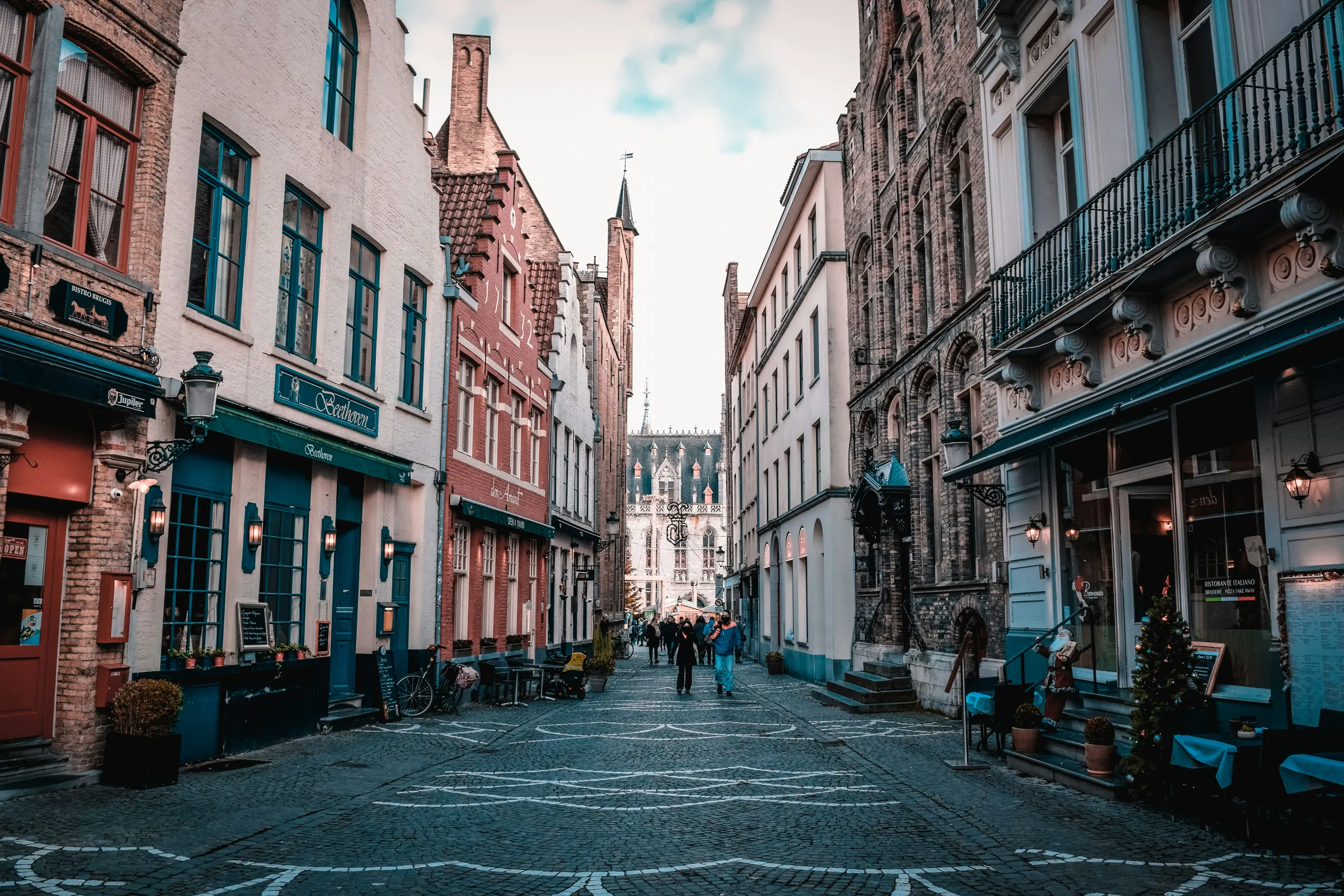 strolling through Brugges, less than half an hour away from Ghent
