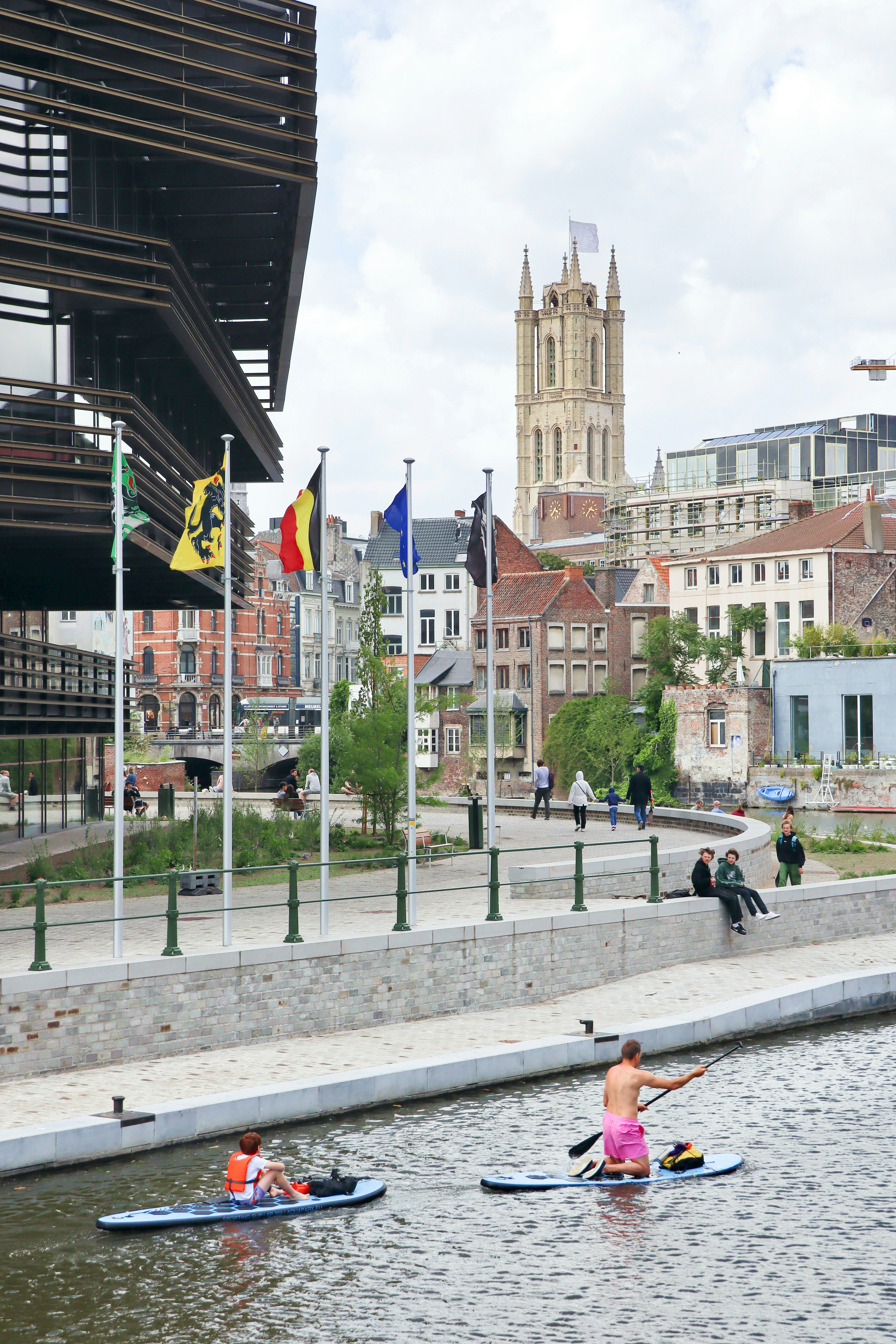 les habitants profitant de la ville pendant la journée à Gand