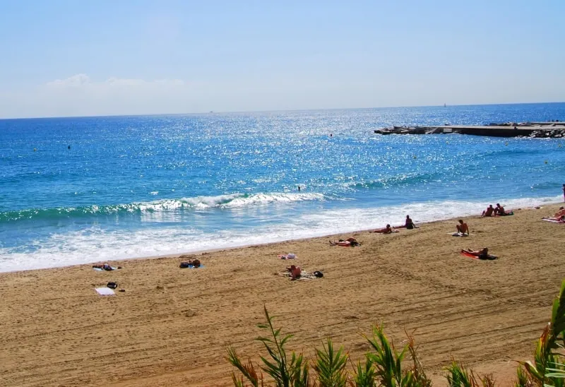Platja a la vora del Barri Gòtic, Barcelona, Espanya