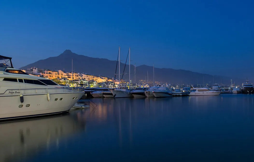 Els compradors de propietats a Marbella gaudeixen de diversos ports esportius pittorescos al llarg de la costa.