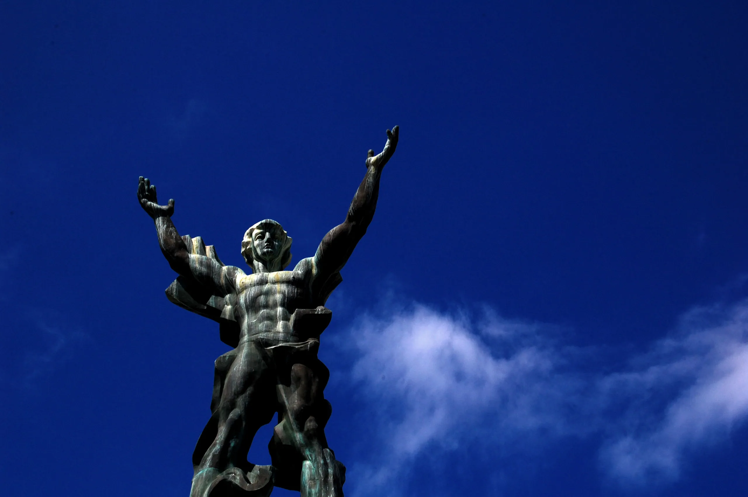 Estàtua a Puerto Banús amb un cel blau de fons