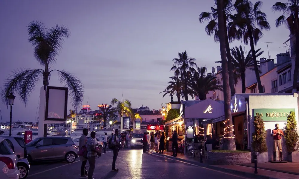 Carrer i propietats de Puerto Banús a la nit.