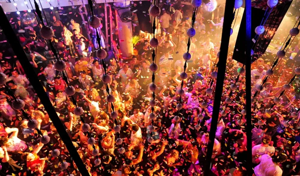 San Antonio de Portmany property buyers like to enjoy the local club life.