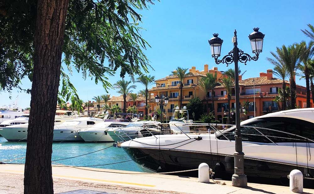 El mercat immobiliari de Sotogrande Costa és a poca distància a peu del port esportiu local.