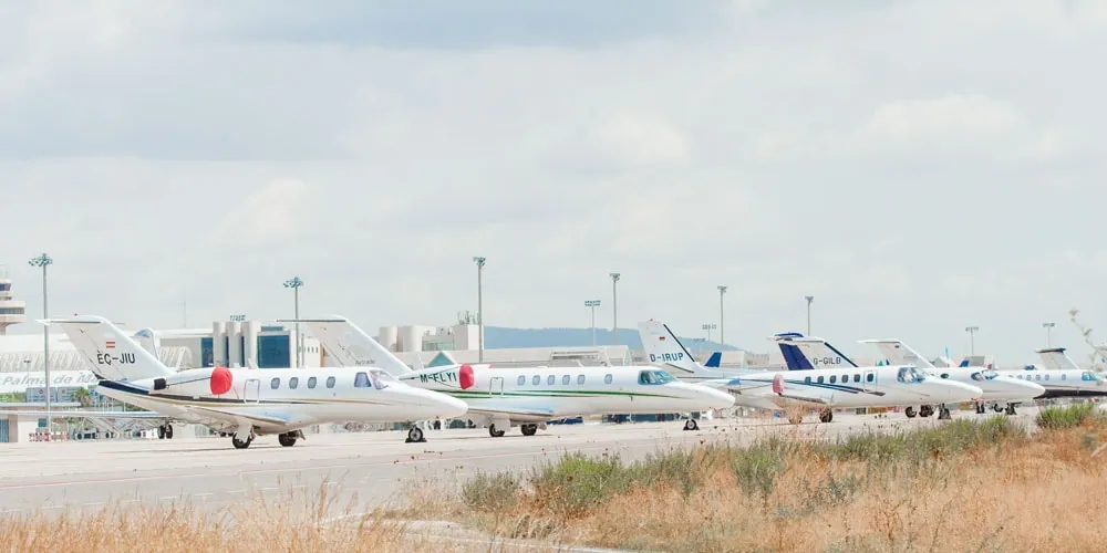 Avions en un aeroport a Espanya
