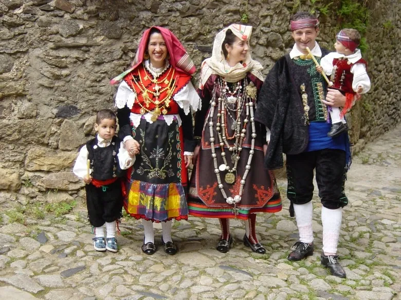 Família en un passeig de diumenge, Espanya
