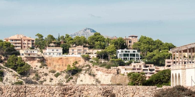 Ciutat a prop de la platja, a Espanya