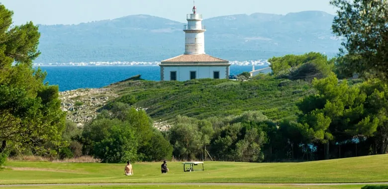 Terrain de golf d'Alcanada en bord de mer à Majorque, illustrant les équipements de loisirs haut de gamme.