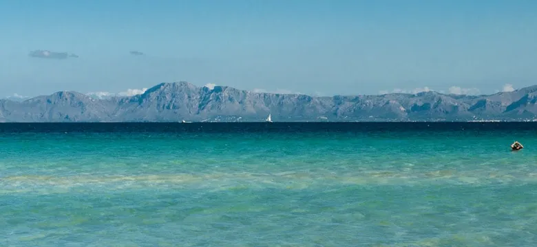 Plage ensoleillée et mer Méditerranée illustrant les plus de 300 jours de soleil par an pour une résidence secondaire.