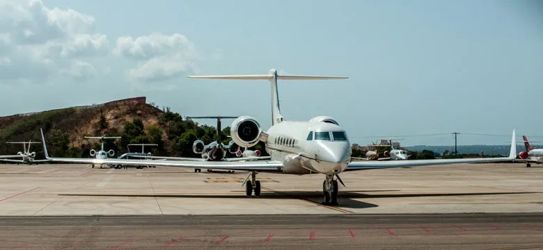 Jet privé sur le tarmac de l'aéroport de Palma de Majorque, illustrant la facilité d'accès et de déplacement.