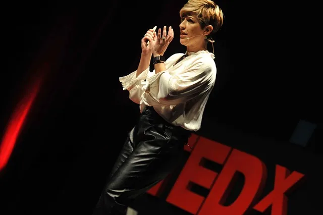Carla Carvalho Dias en una TEDx Talks amb el tema: "Val la pena pagar per la formació en Servei al Client?"