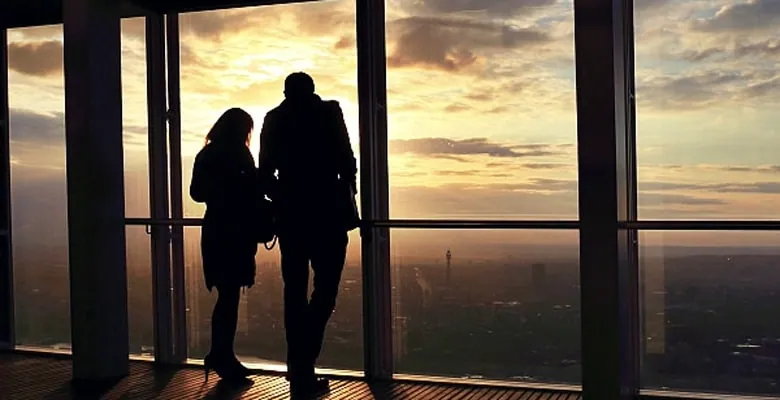 Persones en un edifici alt, veient tota la ciutat