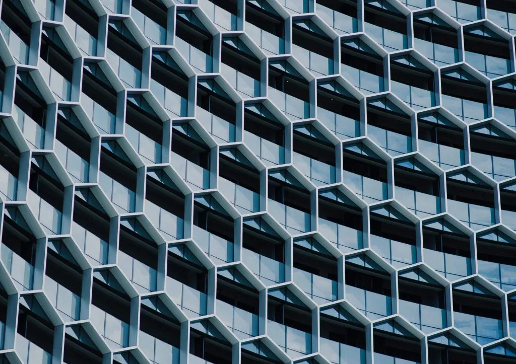 Edifici amb arquitectura moderna