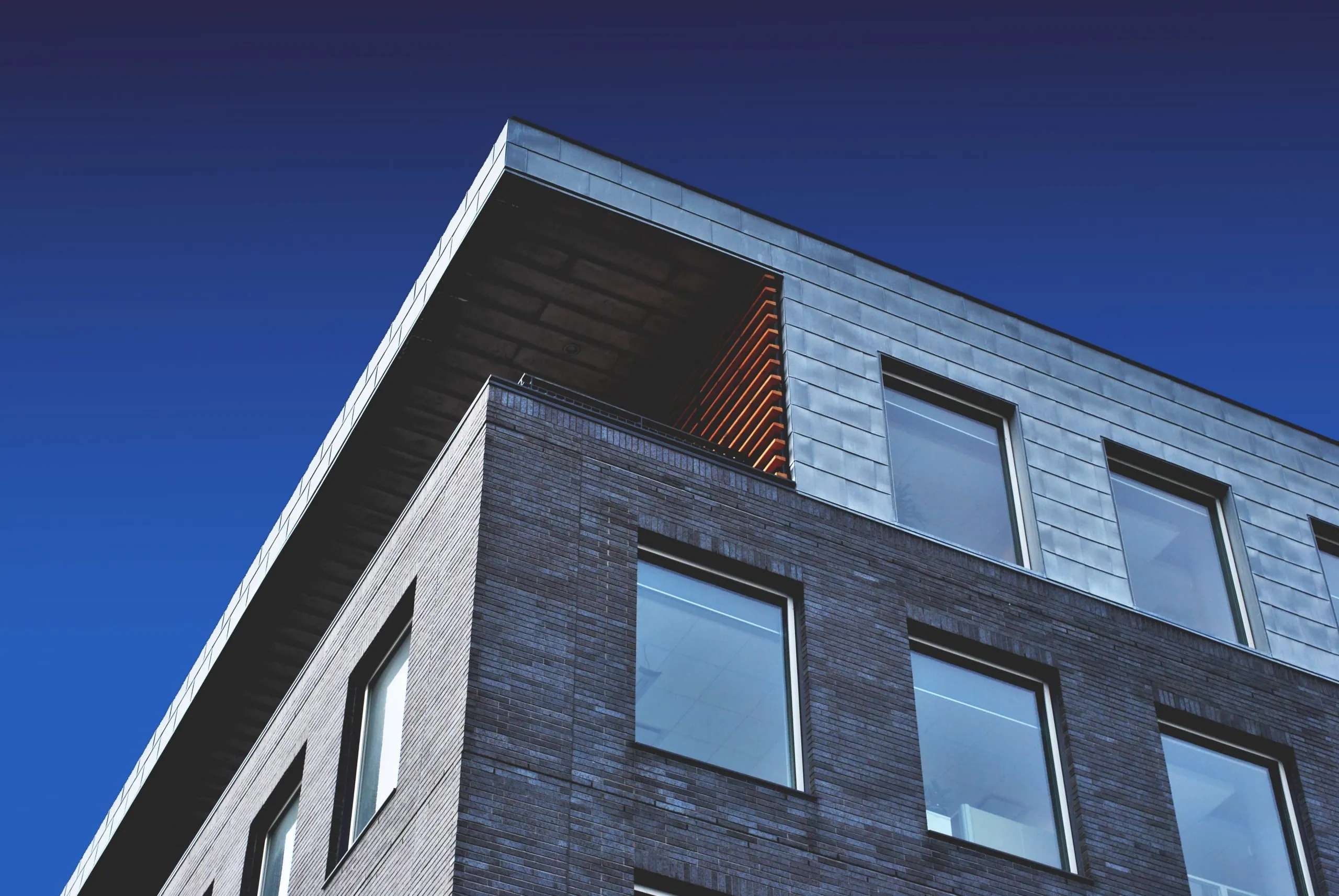 Edificio gris delante del cielo azul