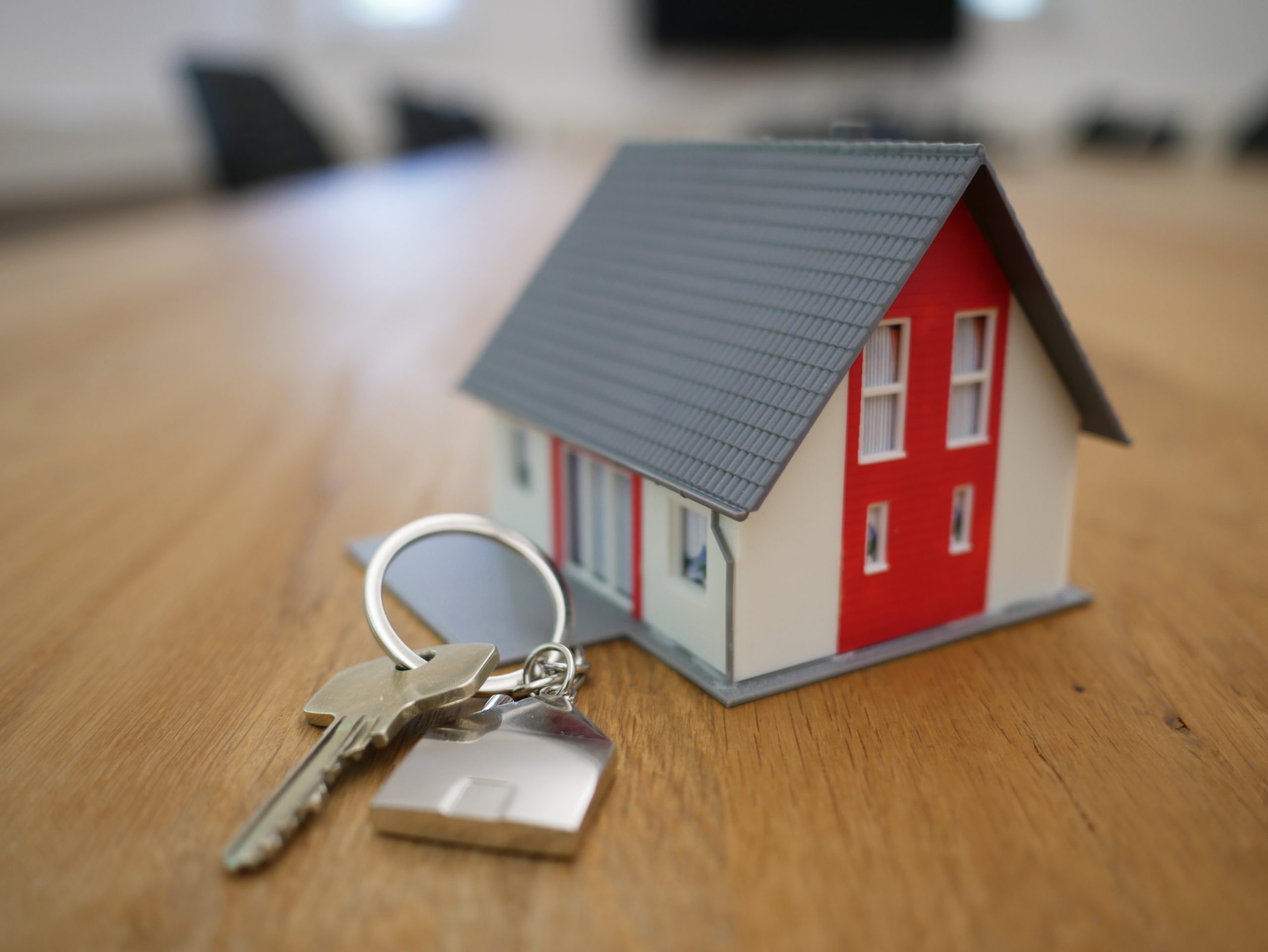 llavero de casita con llaves sobre una mesa