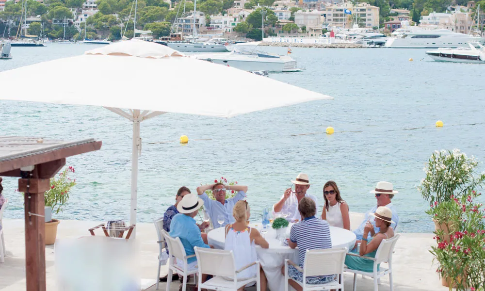 Personnes se détendant à Port Andratx, en Espagne