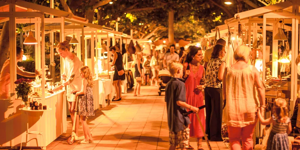 Carrer ple de gent venent els seus productes