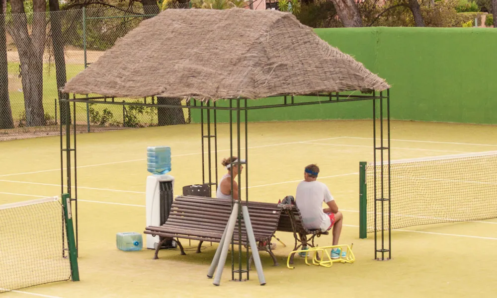 Persones en una pista de tennis.
