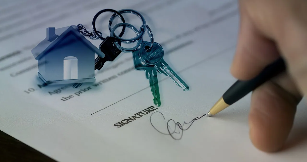 Persona signant el contracte de compra d'una propietat