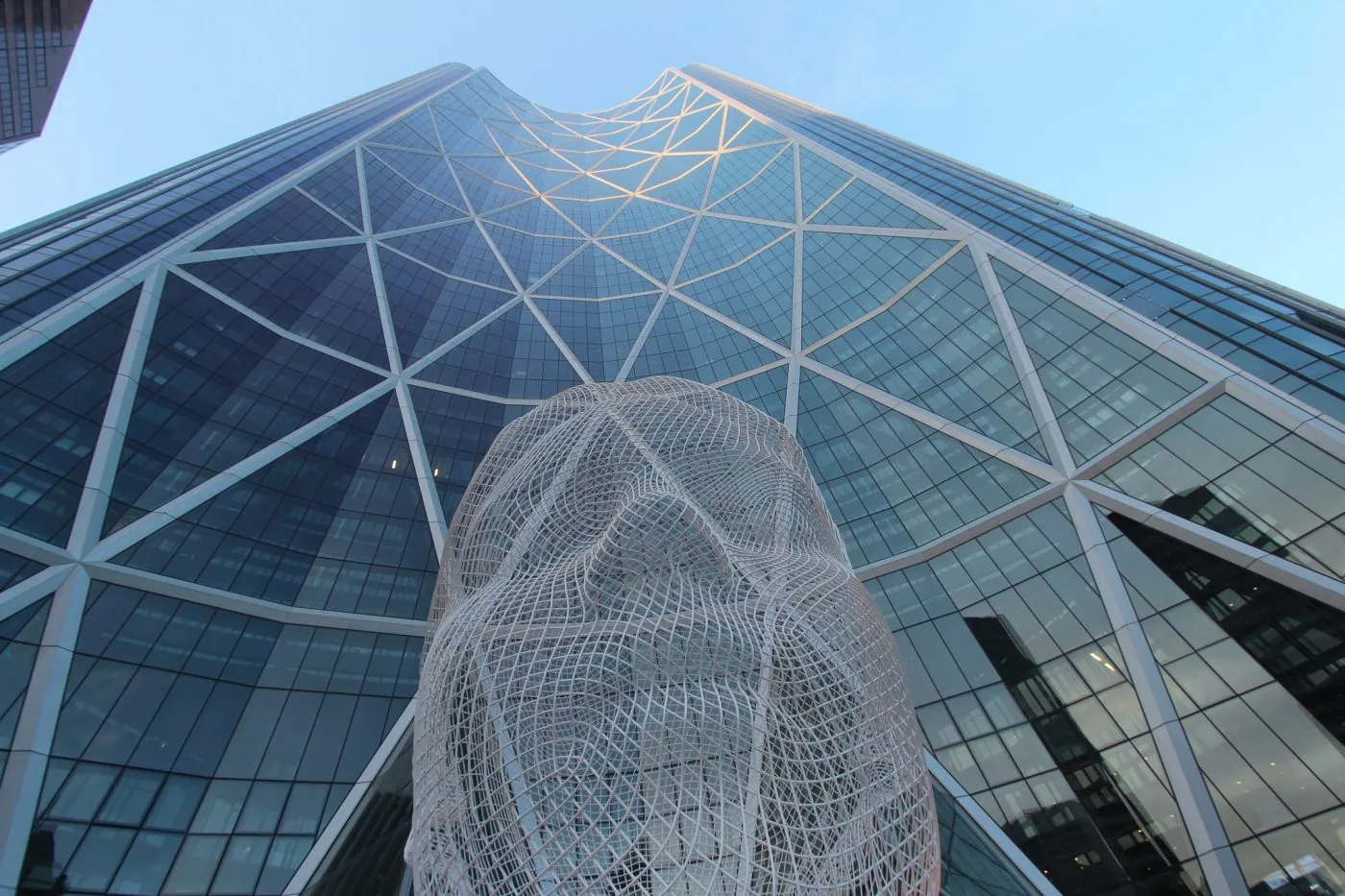 Holograma de una cara adelante de un edificio