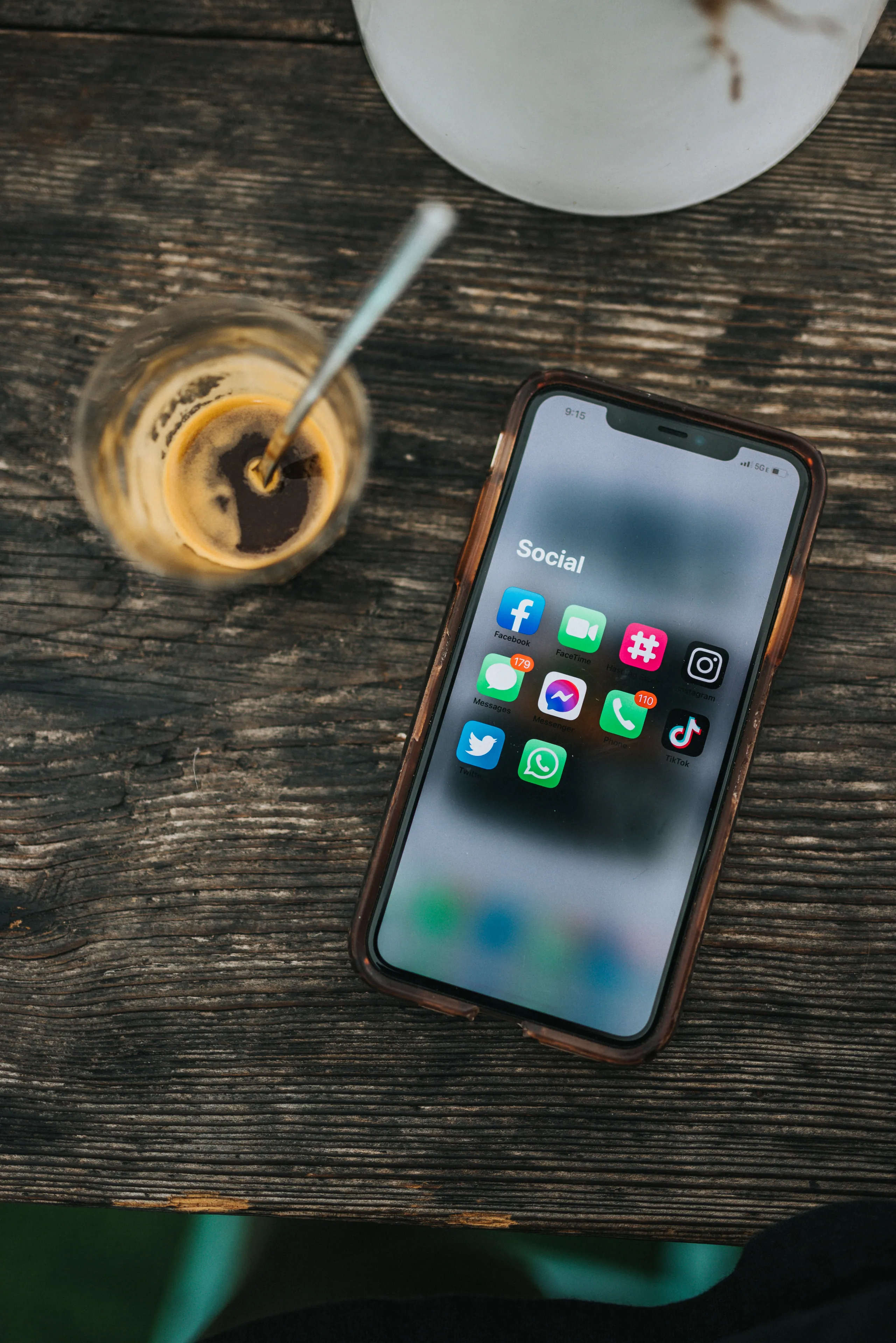 Telèfon mòbil amb xarxes socials a la pantalla