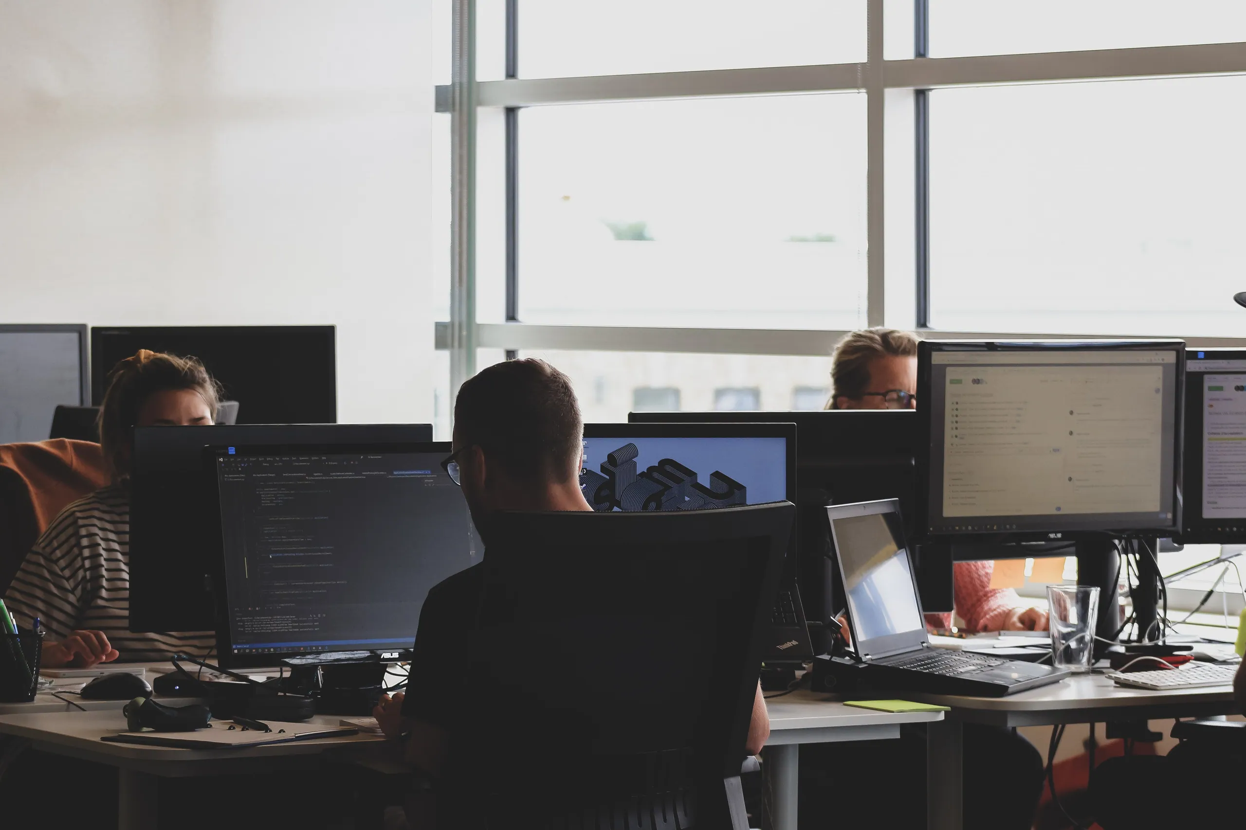 Persones treballant a CASAFARI CRM