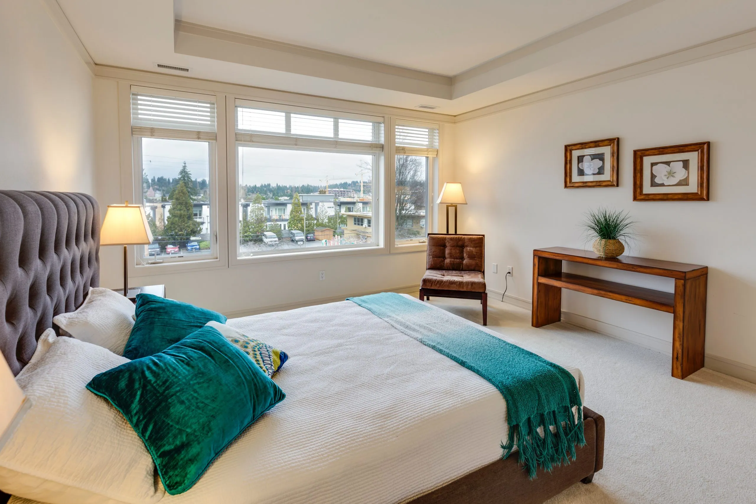 Cuarto de pareja fotografado para venta en el mercado inmobiliario