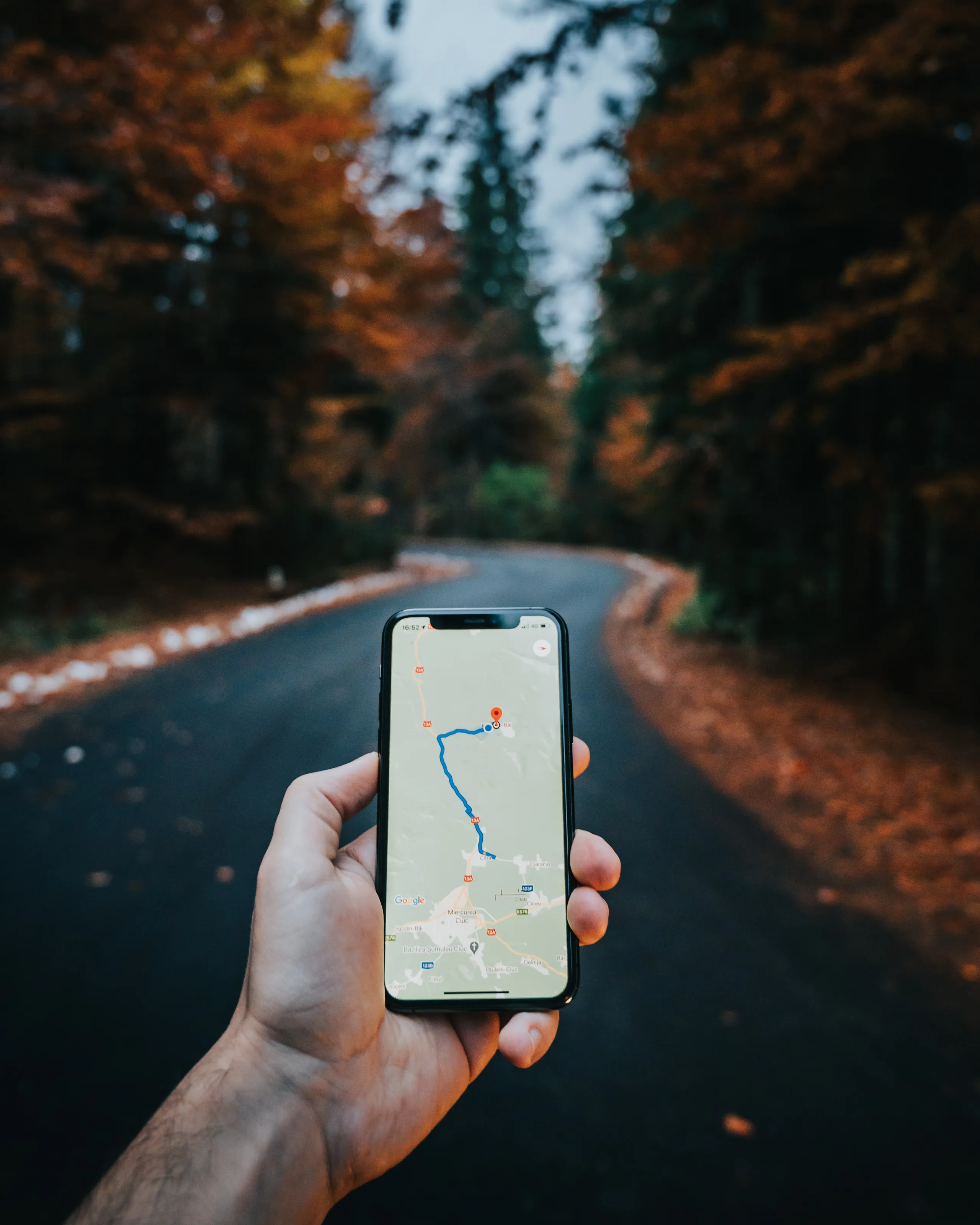 Telèfon mòbil amb un mapa que mostra la ubicació. És important afegir la ubicació precisa d'una propietat al portal immobiliari.