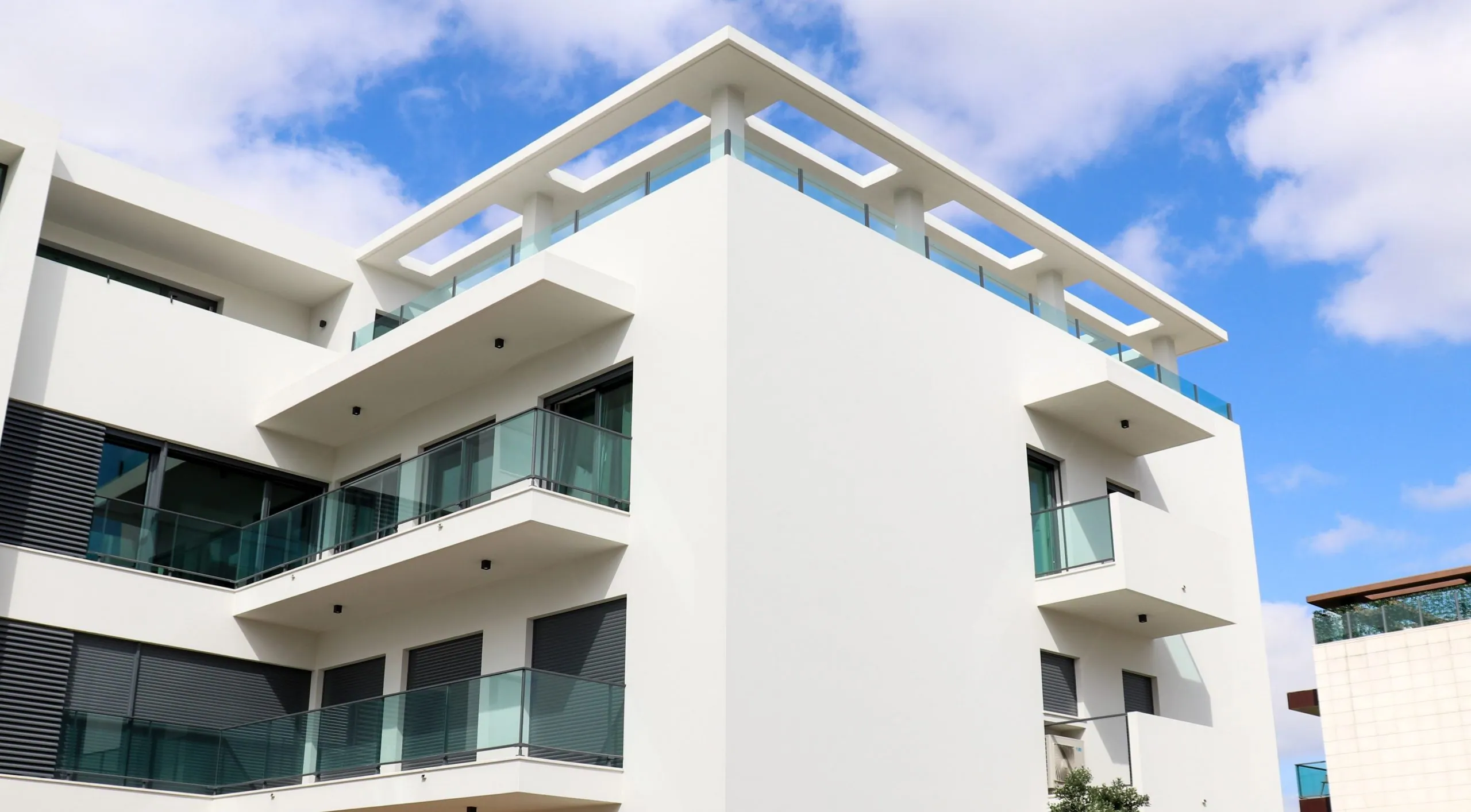 Edificio blanco delante del cielo azul