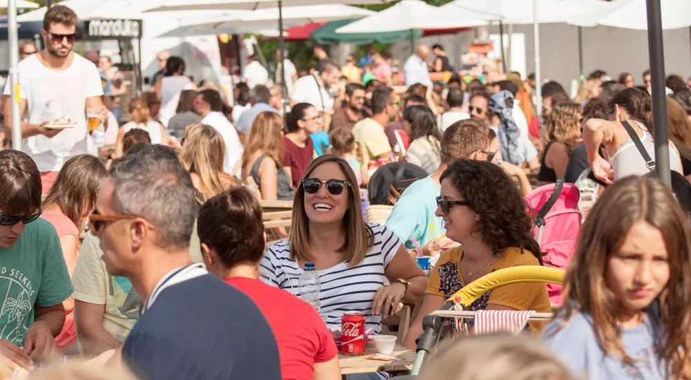 Persones xerrant a Espanya