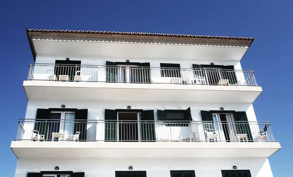 Edificio blanco en destaque adelante del cielo azul